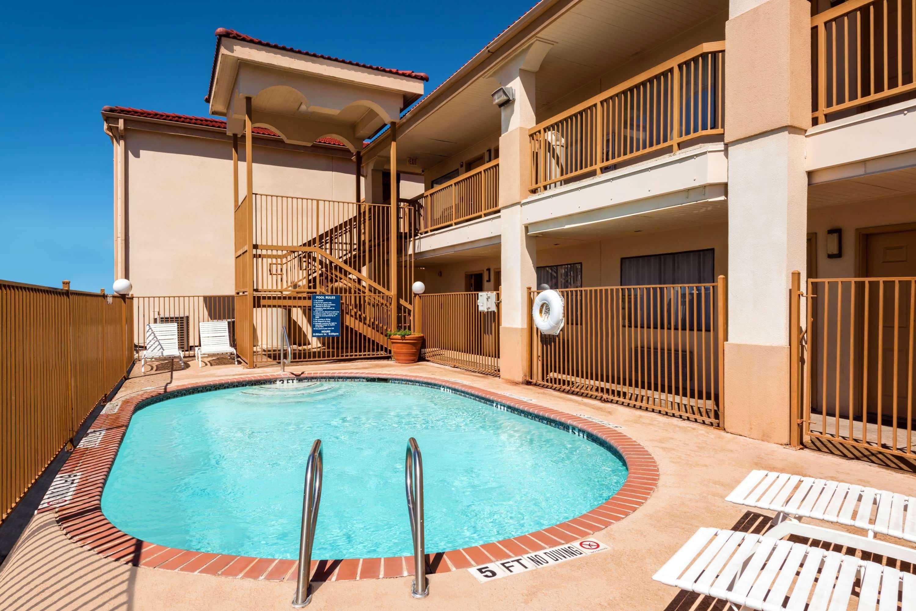 Days Inn By Wyndham Near Seaworld San Antonio Exterior photo