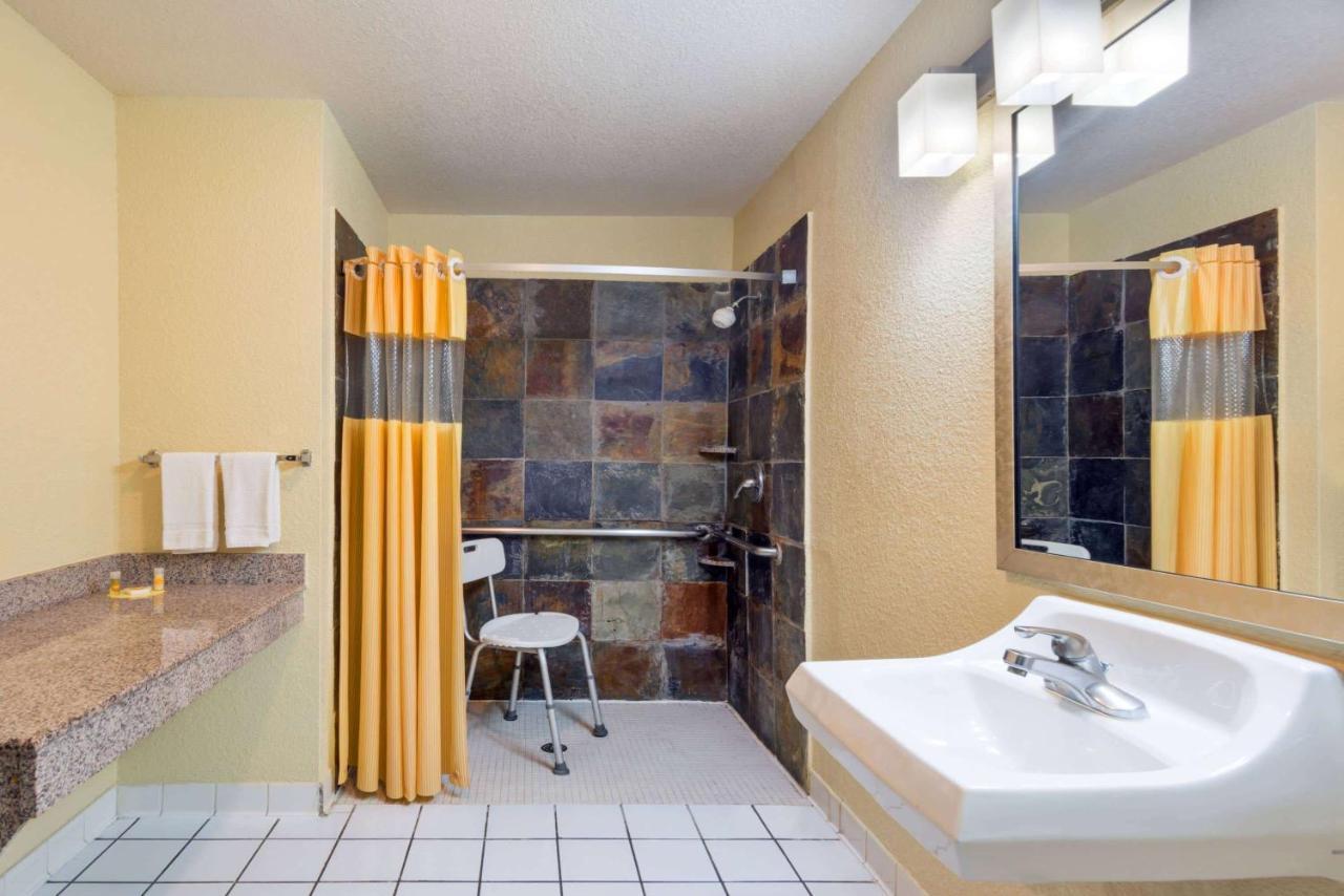 Days Inn By Wyndham Near Seaworld San Antonio Exterior photo