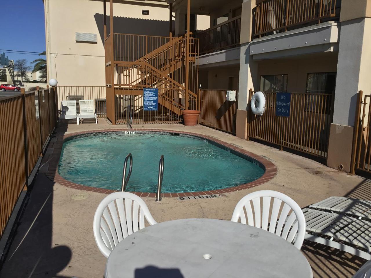 Days Inn By Wyndham Near Seaworld San Antonio Exterior photo
