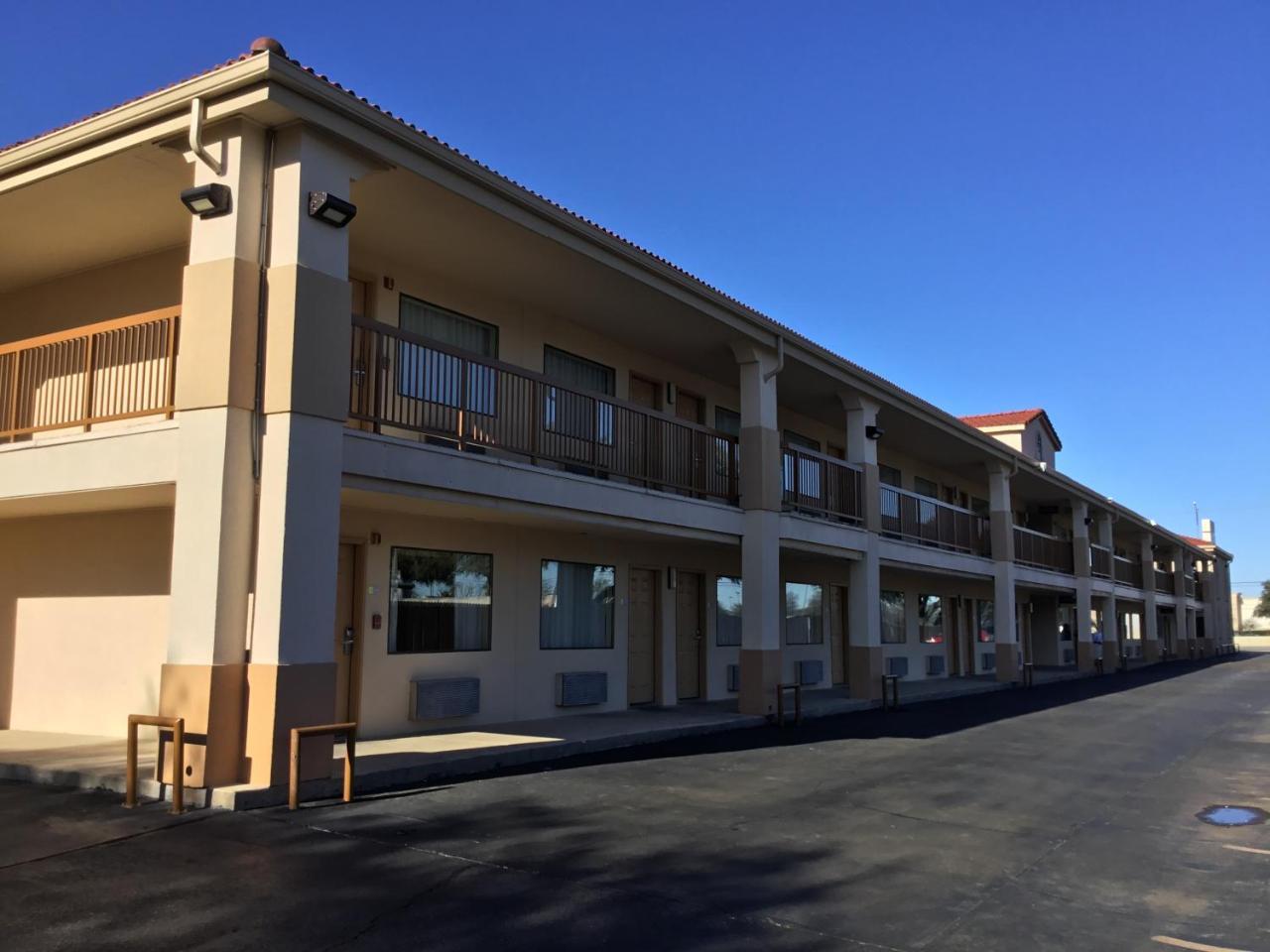 Days Inn By Wyndham Near Seaworld San Antonio Exterior photo
